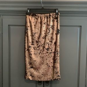 MIDI black and gold skirt.